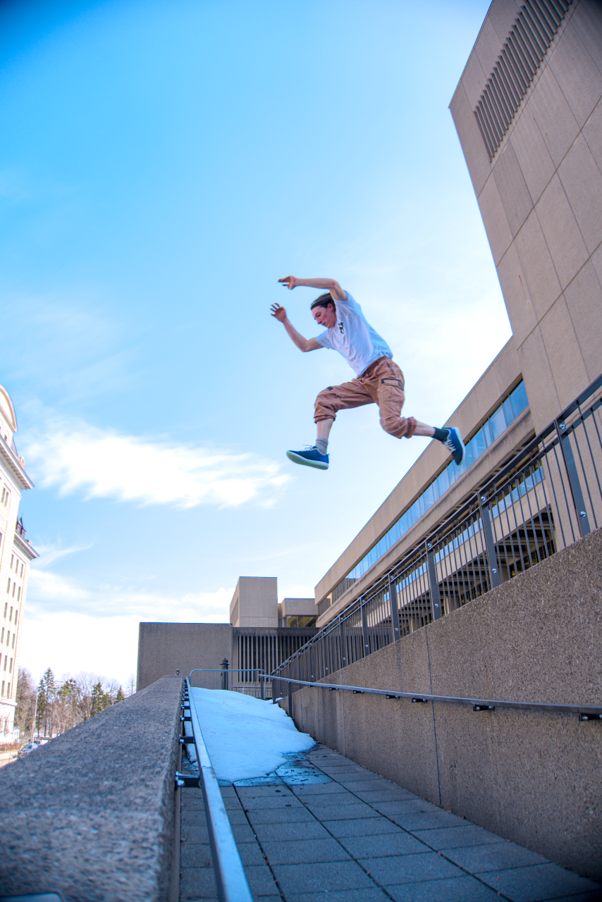 Coach L&eacute;o portant des souliers Strike Mvnt lors d&rsquo;un entra&icirc;nement de Parkour en int&eacute;rieur