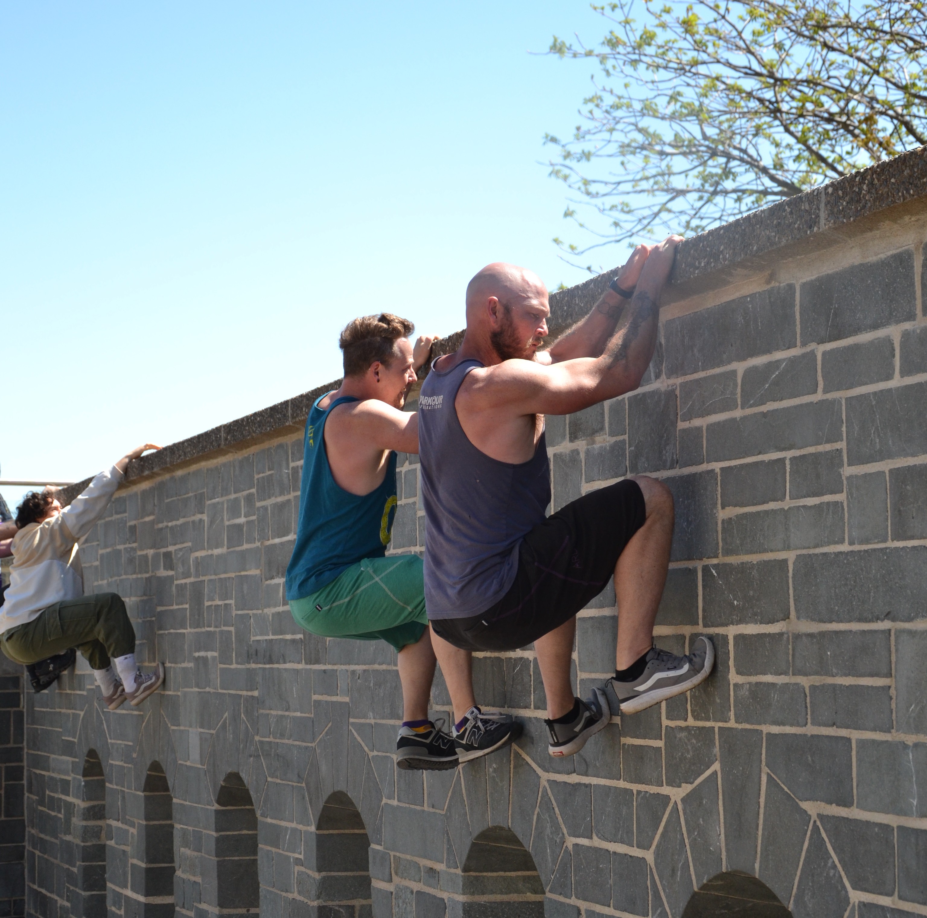 Martin et Evan pendant un atelier de passe-muraille dans le vieux Quebec