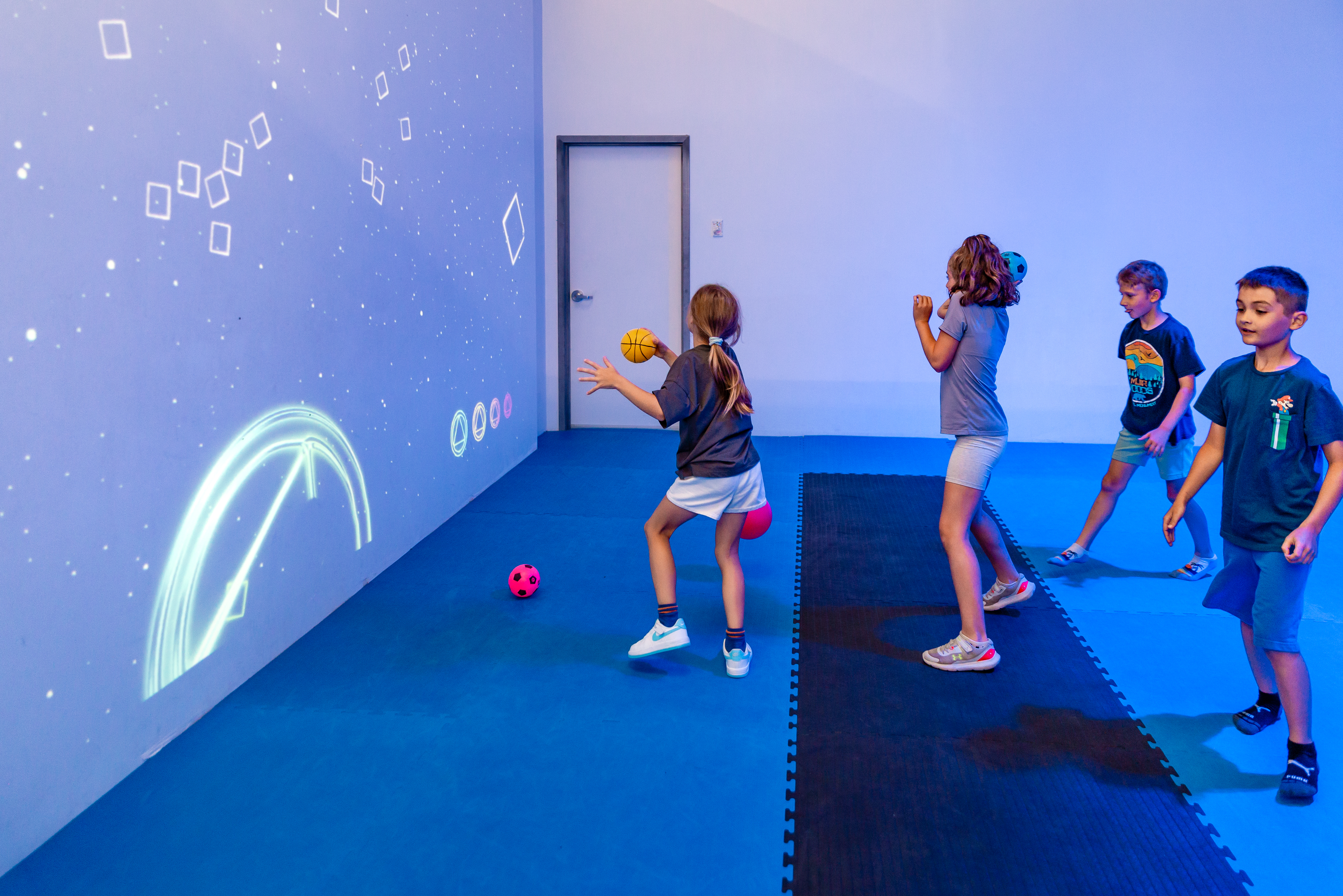 Zone L&uuml; interactive du centre Obstak combinant mouvement et jeux num&eacute;riques