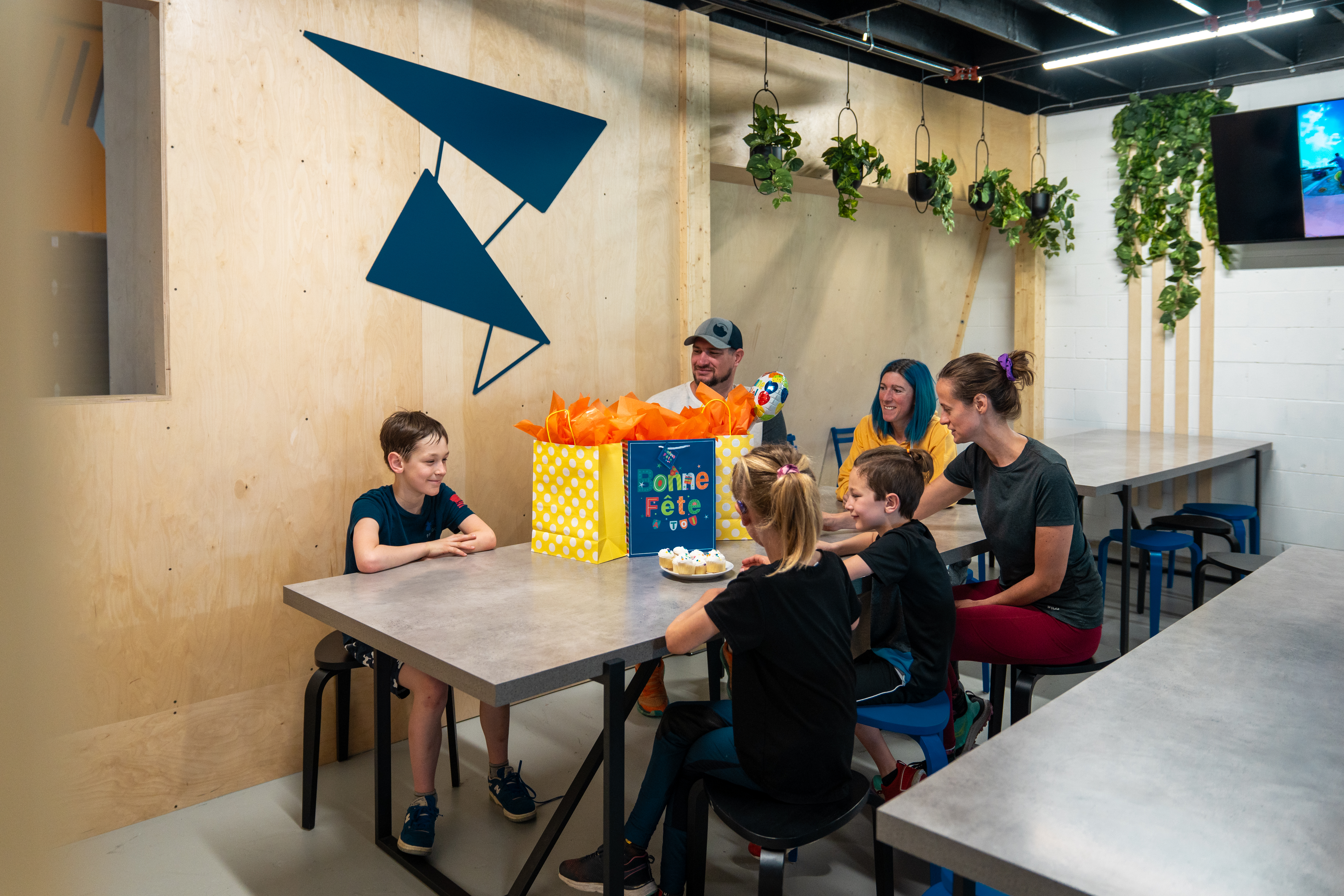 Tables r&eacute;serv&eacute;es aux f&ecirc;tes d&rsquo;anniversaire et aux rassemblements au centre Obstak.