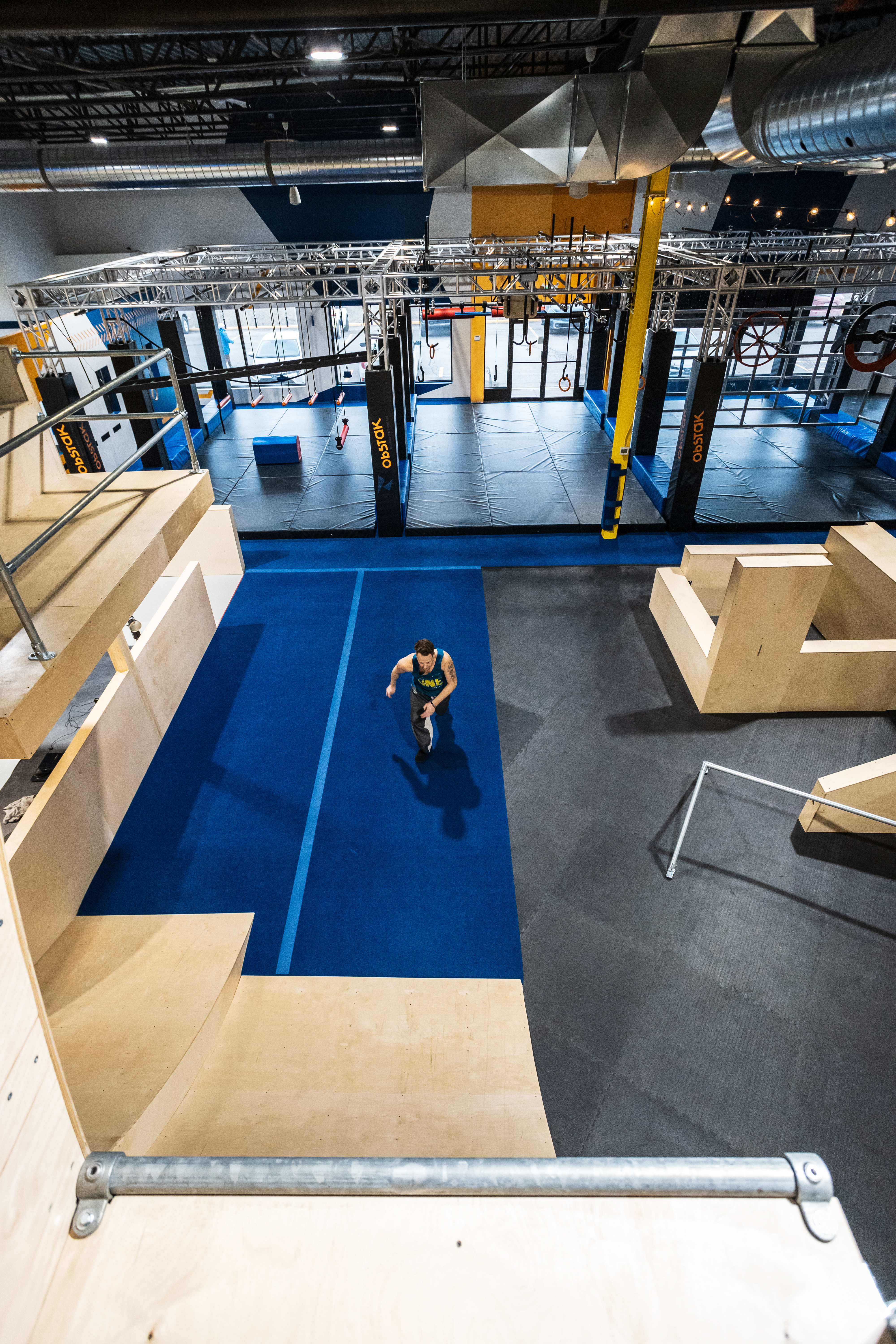 Structures de Ninja Warrior avec agr&egrave;s suspendus &agrave; l&rsquo;int&eacute;rieur du centre Obstak.