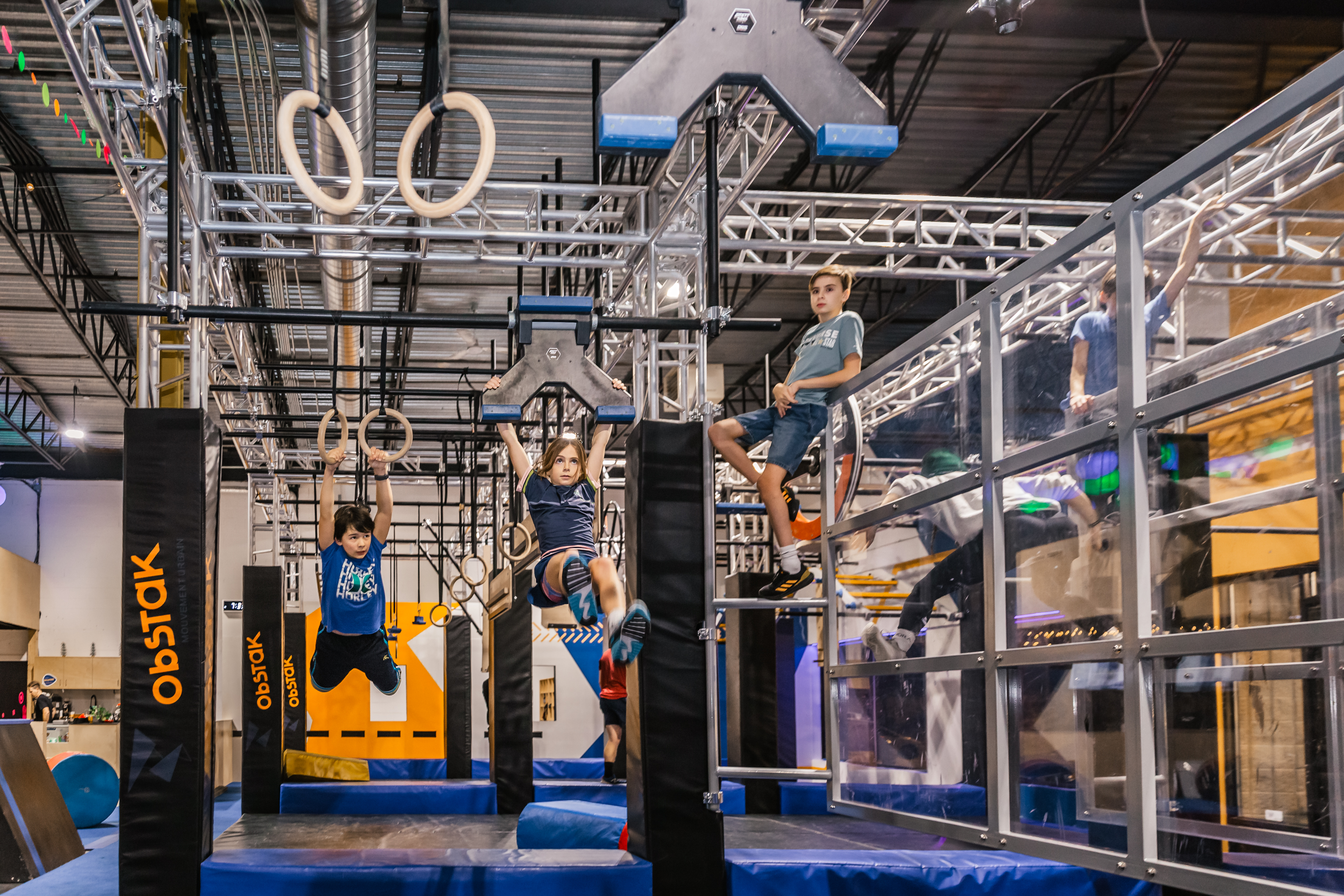 Mur inclin&eacute; de type warped wall dans la zone Ninja Warrior du centre Obstak.