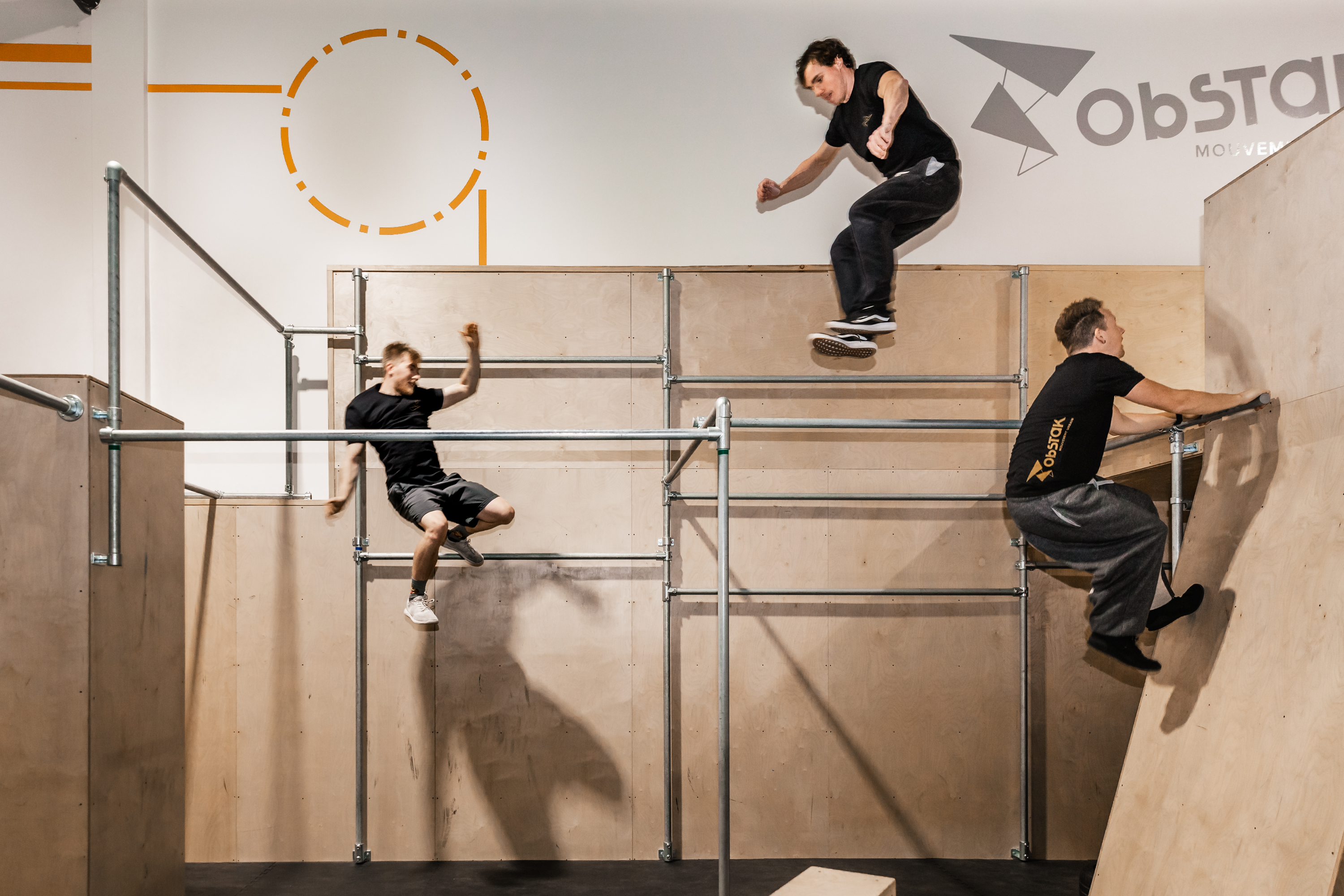 Des adultes pratiquent le Parkour sur des modules &agrave; l&rsquo;int&eacute;rieur du centre Obstak.