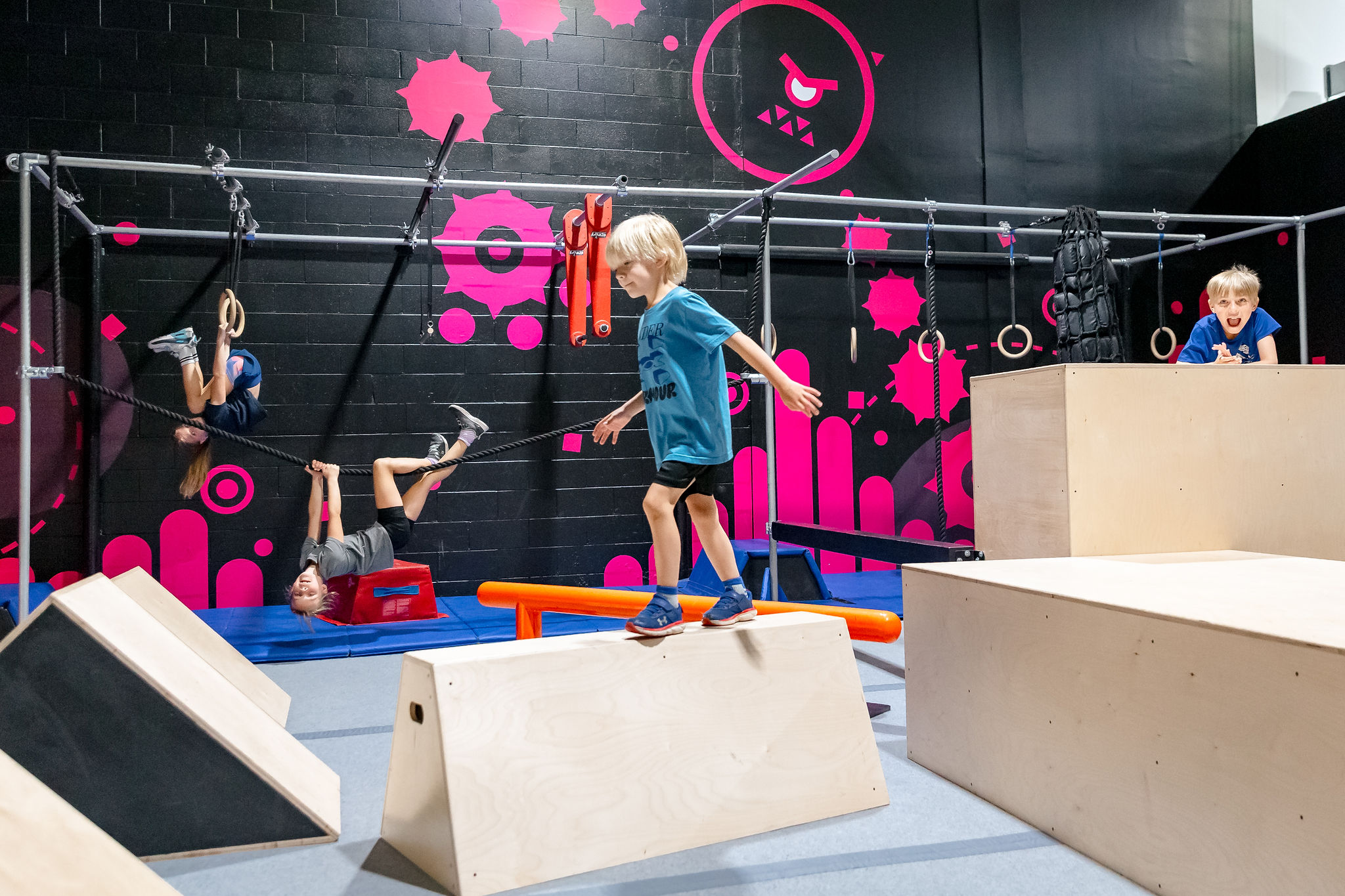 Zone JSB d&eacute;di&eacute;e aux enfants avec des modules de Parkour adapt&eacute;s au centre Obstak.