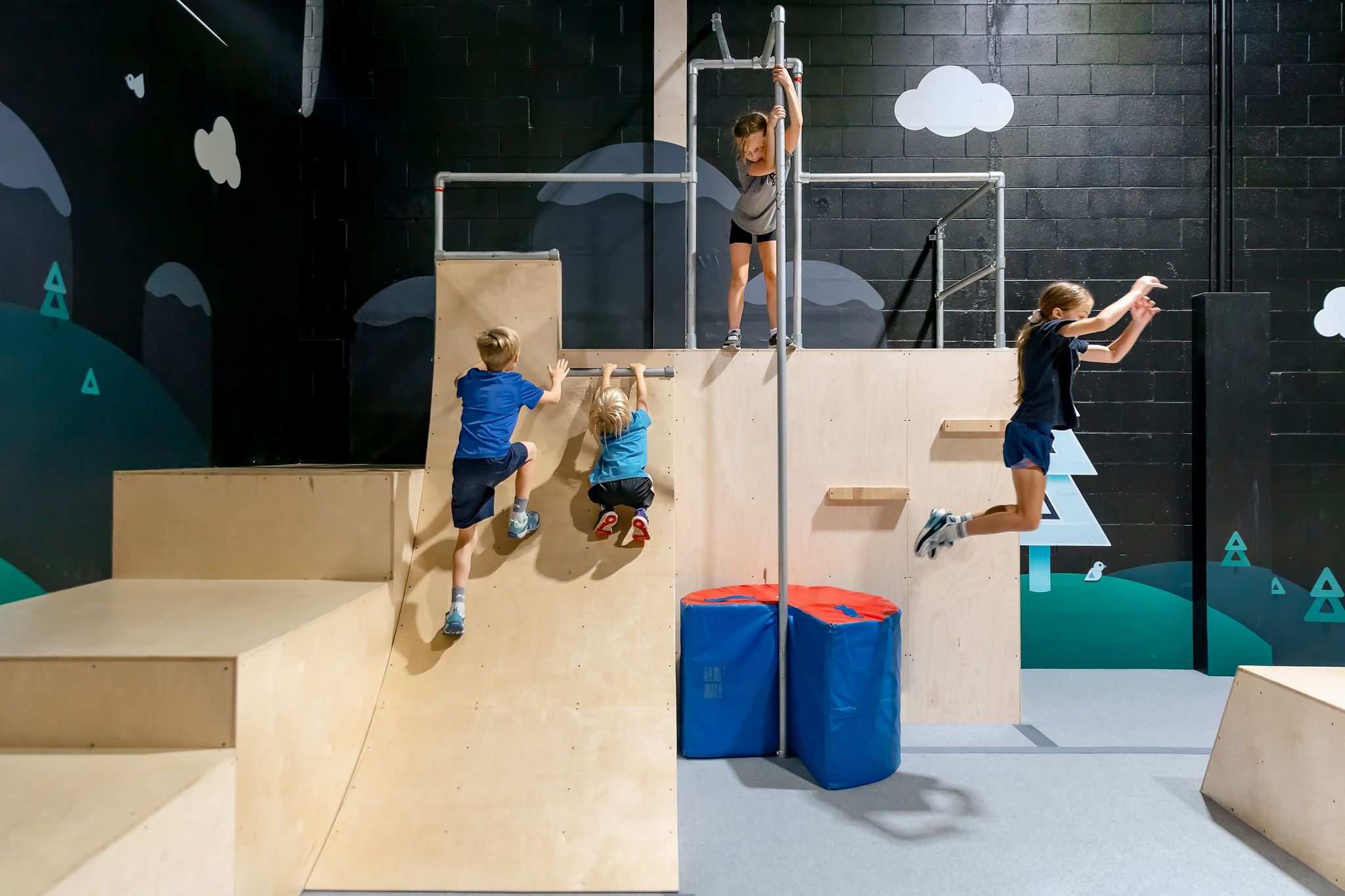 Enfants qui bougent dans la zone JSB du centre Obstak, con&ccedil;ue pour les plus jeunes.