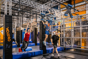 une famille faisant du ninja warrior chez Obstak
